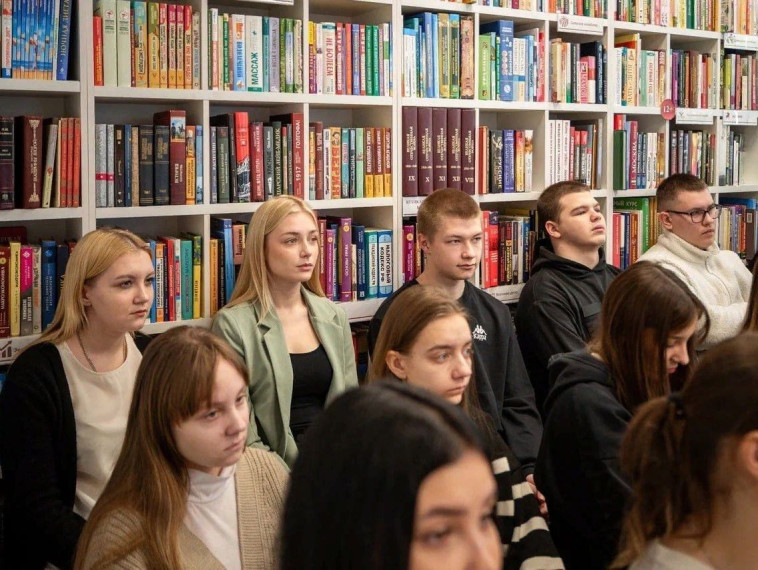 В библиотеке-филиале № 2 имени Евгения Носова прошёл арт-час «Курский след Казимира Малевича». Мероприятие приурочено к 145-летию художника. В библиотеке-филиале № 2 имени Евгения Носова прошёл арт-час «Курский след Казимира Малевича». Мероприятие приурочено к 145-летию художника.