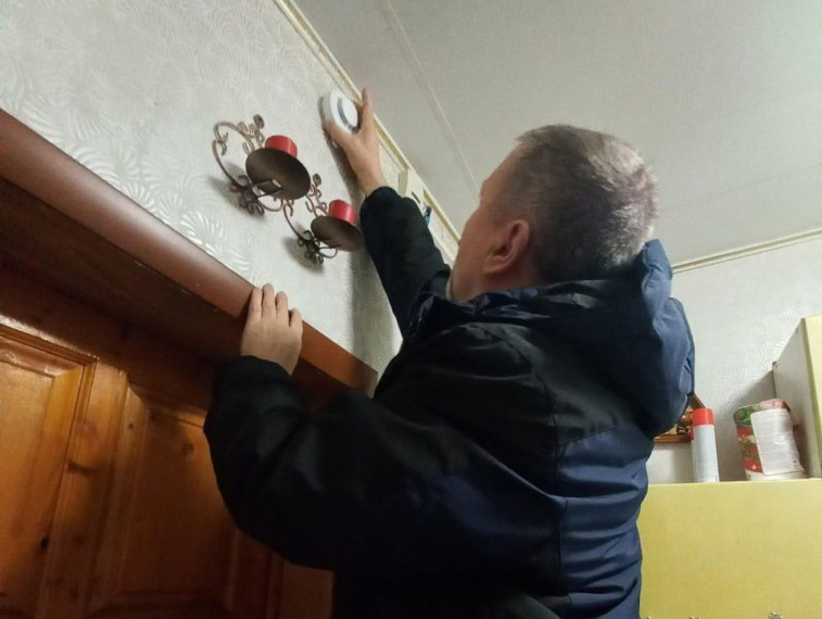 В Курске продолжается работа по бесплатной установке автономных пожарных извещателей в домах многодетных семей и одиноких престарелых граждан. В Курске продолжается работа по бесплатной установке автономных пожарных извещателей в домах многодетных семей и одиноких престарелых граждан.