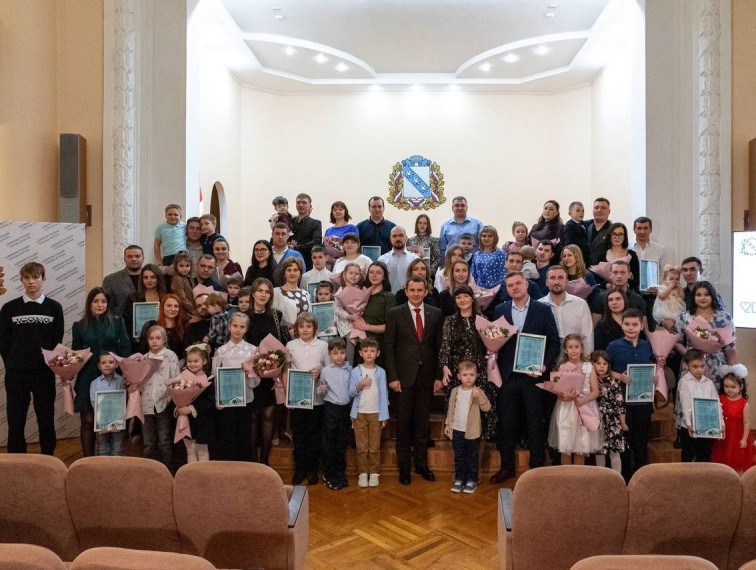 Сегодня состоялась долгожданная церемония вручения семьям сертификатов на получение социальной выплаты на приобретение или строительство жилья. Сегодня состоялась долгожданная церемония вручения семьям сертификатов на получение социальной выплаты на приобретение или строительство жилья.