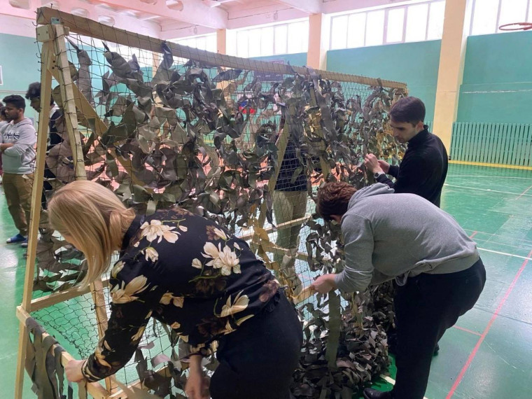 В фармацевтическом корпусе КГМУ прошла очередная акция по изготовлению маскировочных сетей. В фармацевтическом корпусе КГМУ прошла очередная акция по изготовлению маскировочных сетей.