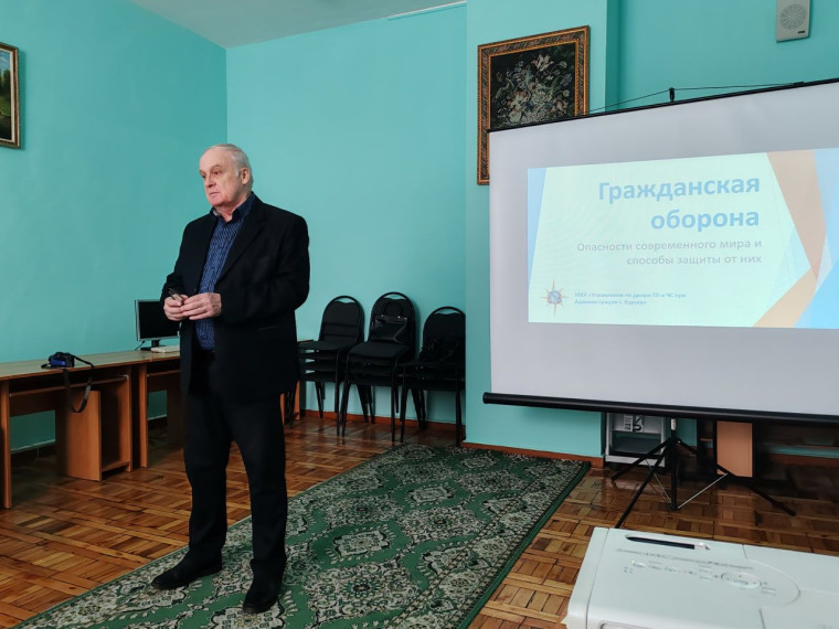Специалисты управления по делам ГО и ЧС продолжают проводить занятия для людей старшего возраста. Специалисты управления по делам ГО и ЧС продолжают проводить занятия для людей старшего возраста.