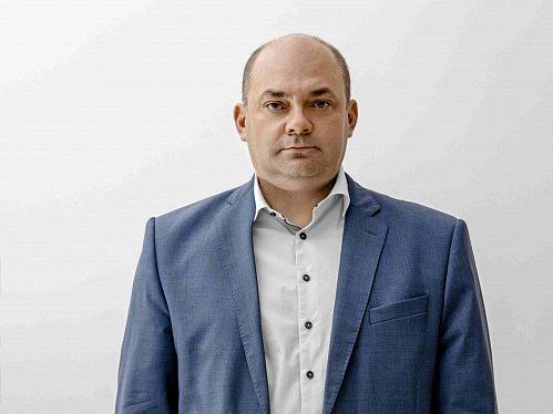 В связи с переходом Романа Старовойта на должность министра транспорта Российской Федерации Президент России Владимир Путин назначил временно исполняющим обязанности губернатора Курской области Алексея Смирнова - председателя правительства региона. В связи с переходом Романа Старовойта на должность министра транспорта Российской Федерации Президент России Владимир Путин назначил временно исполняющим обязанности губернатора Курской области Алексея Смирнова - председателя правительства региона.