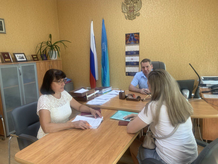 Председатель комитета соцзащиты населения Курска Сергей Брежнев провёл личный приём граждан. Председатель комитета соцзащиты населения Курска Сергей Брежнев провёл личный приём граждан.