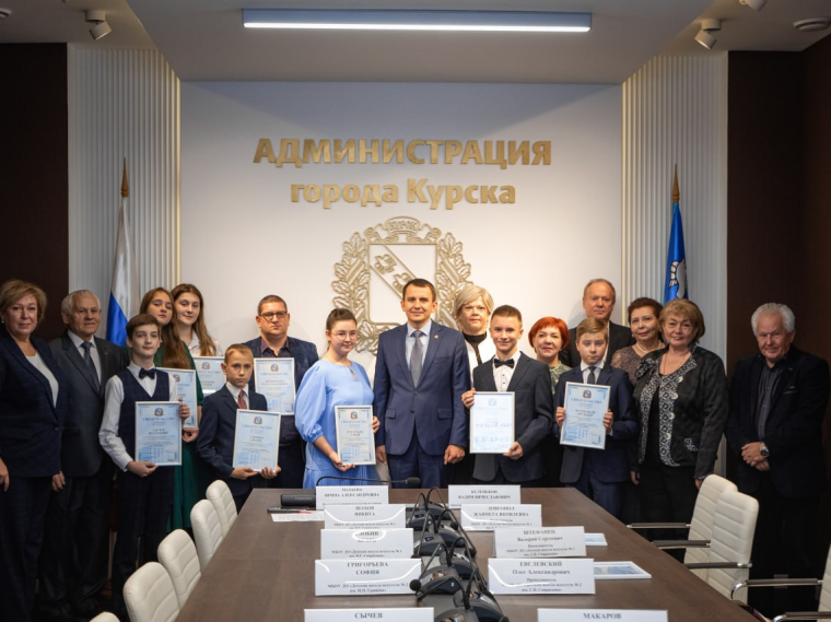 Встретился с обладателями Гран-при городских и областных конкурсов, ставшими стипендиатами и премиантами главы города, а также их преподавателями. Встретился с обладателями Гран-при городских и областных конкурсов, ставшими стипендиатами и премиантами главы города, а также их преподавателями.