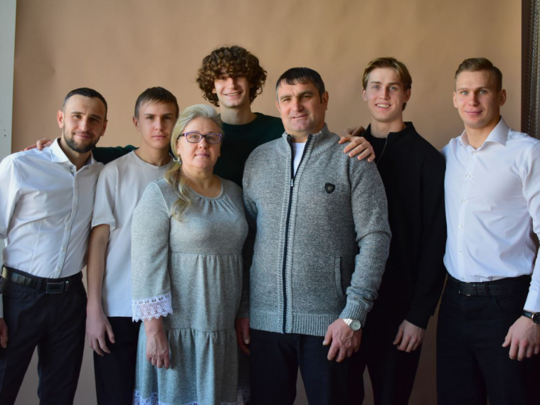 Супруги Лебедевы награждены медалью ордена «Родительская слава». Супруги Лебедевы награждены медалью ордена «Родительская слава».
