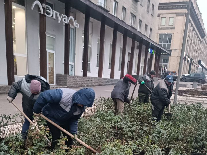 Подрядчик подготавливает общественные пространства к зиме. Подрядчик подготавливает общественные пространства к зиме.