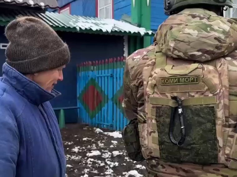 Военнослужащие отдельной гвардейской мотострелковой бригады группировки войск «Север» оказывают помощь жителям Льговского района, оказавшимся под обстрелами противника. Военнослужащие отдельной гвардейской мотострелковой бригады группировки войск «Север» оказывают помощь жителям Льговского района, оказавшимся под обстрелами противника.