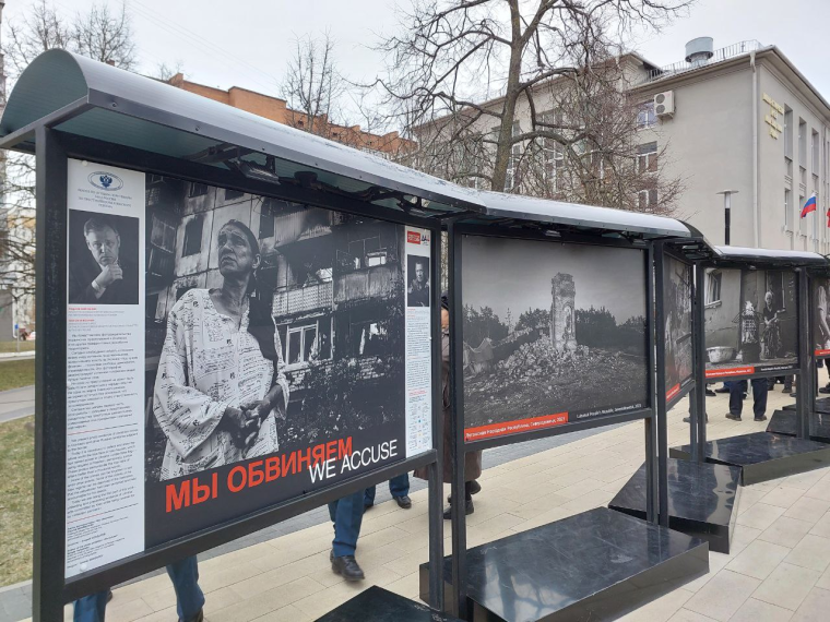 В курском сквере юнармейцев открыли фотовыставку «Мы обвиняем». Серию черно-белых снимков сделали в период с мая 2022 по сентябрь 2024 года на территории ДНР, ЛНР, Запорожской, Херсонской, Ростовской, Курской и Белгородской областей. В курском сквере юнармейцев открыли фотовыставку «Мы обвиняем». Серию черно-белых снимков сделали в период с мая 2022 по сентябрь 2024 года на территории ДНР, ЛНР, Запорожской, Херсонской, Ростовской, Курской и Белгородской областей.