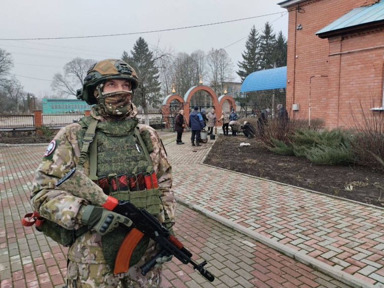 Сотрудники отряда «БАРС-Курск» продолжают оказывать поддержку и защиту жителям приграничных районов нашей области, об этом рассказал на своей стене заместитель главы администрации Курска Андрей Ковалев. Сотрудники отряда «БАРС-Курск» продолжают оказывать поддержку и защиту жителям приграничных районов нашей области, об этом рассказал на своей стене заместитель главы администрации Курска Андрей Ковалев.