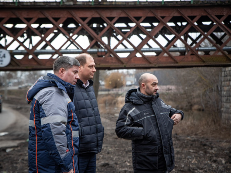 В социальных сетях появилась информация о том, что в реку Тускарь стекают сточные воды. В социальных сетях появилась информация о том, что в реку Тускарь стекают сточные воды.