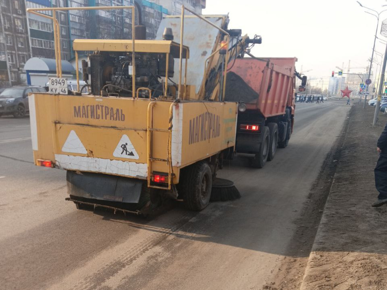 В Курске продолжаются работы по уборке городских дорог. В Курске продолжаются работы по уборке городских дорог.