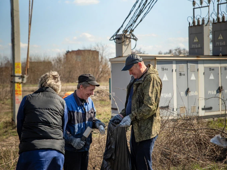 Уборка сегодня проходит на улице Литовской на участке от улицы 2-й Прогонной до улицы 1-й Кожевенной. Уборка сегодня проходит на улице Литовской на участке от улицы 2-й Прогонной до улицы 1-й Кожевенной.