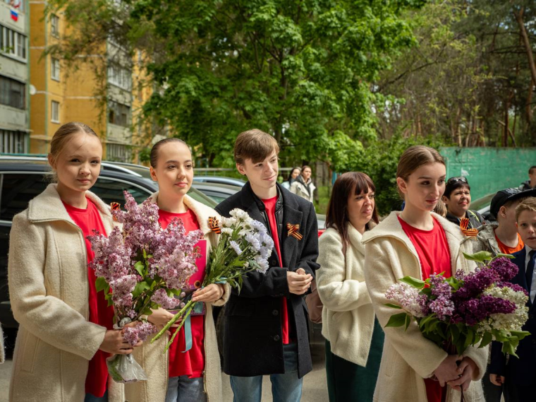 День Победы - Великий Праздник. В этот день мы продолжаем поздравлять наших дорогих ветеранов. День Победы - Великий Праздник. В этот день мы продолжаем поздравлять наших дорогих ветеранов.