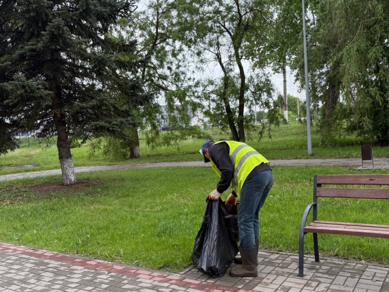 В парках, скверах и других общественных местах регулярно проводятся работы по уборке. В парках, скверах и других общественных местах регулярно проводятся работы по уборке.