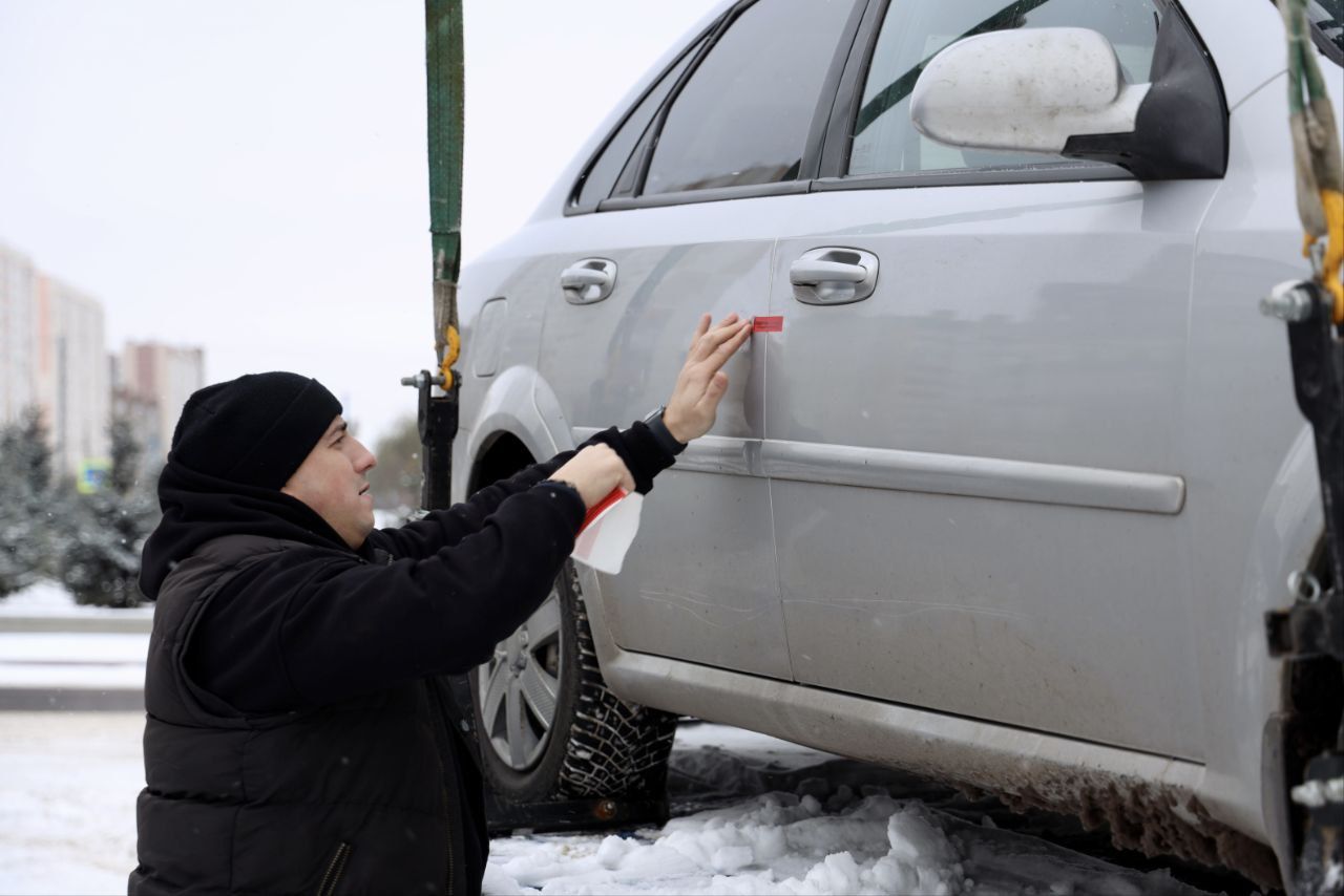 Расчищенной время. Автомобиль препятствует уборке.